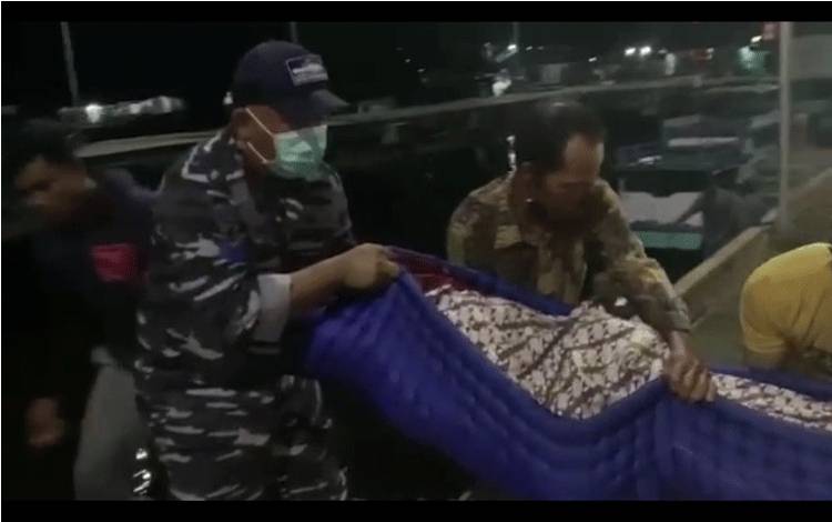 Anggota Pos AL Kumai sedang mengevakuasi jenazah nelayan yang meninggal di laut saat beraktivitas mencari ikan. (FOTO; Pos AL Kumai)