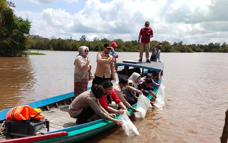 Masyarakat Desa Kameloh Baru Diimbau Jaga Kelestarian Sumbar Daya Ikan di Danau Teluk