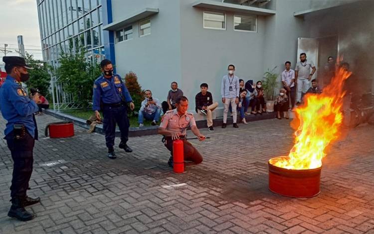 Personel Satpol PP dan Damkar Kapuas saat melatih penggunaan APAR kepada karyawan salah satu perbankan di Kota Kuala Kapuas. (FOTO: SATPOL PP DAN DAMKAR KAPUAS)