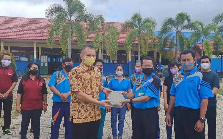 Bupati Gunung Mas Berikan Uang Pibadi untuk Bantu 12.000 Paving Block kepada SMPN 1 Kurun