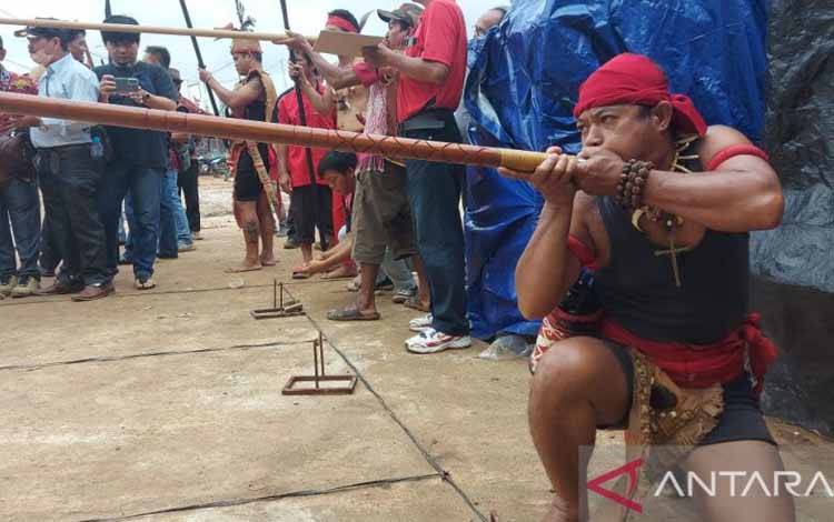 Sekda Murung Raya Lomba Menembak dan Menyumpit Peringatan HUT TNI