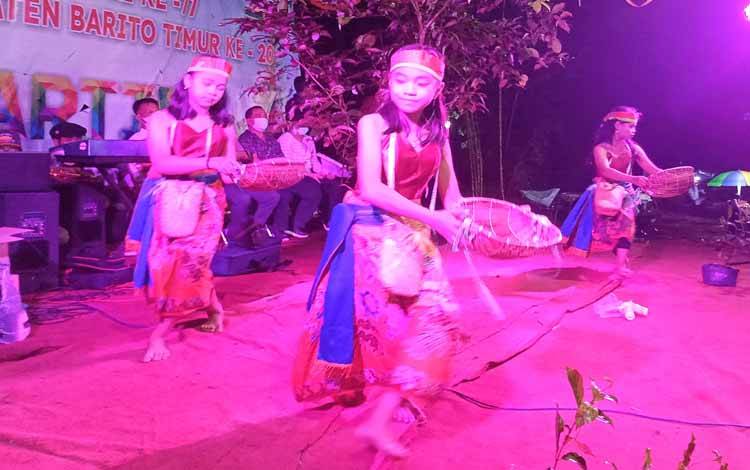 SDN 1 Pasar Panas Tampilkan Tarian Nikep di Expo Bartim 2022