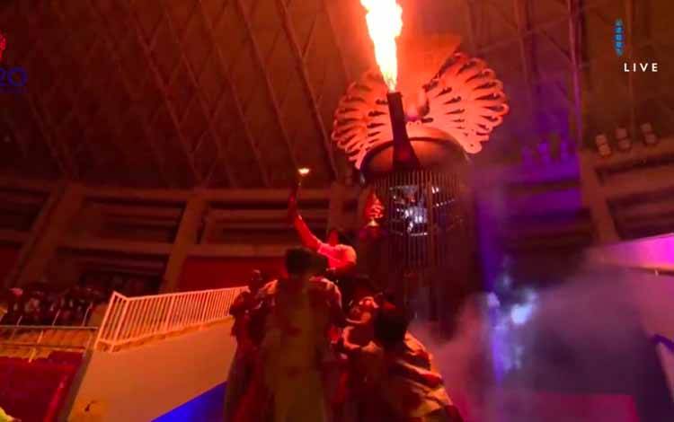 Atlet para menembak Indonesia Hanik Puji Astuti saat menyalakan api kaldron pada upacara pembukaan ASEAN Para Games 2022 yang berlangsung di Solo, Jawa Tengah, Sabtu (30/7/2022). (ANTARA/Youtube-APSF)