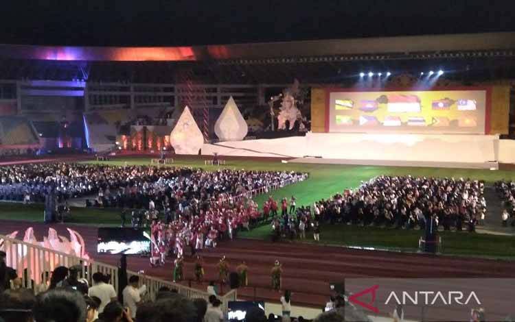 Penonton Bergemuruh Sambut Defile Kontingen Asean Para Games 2022