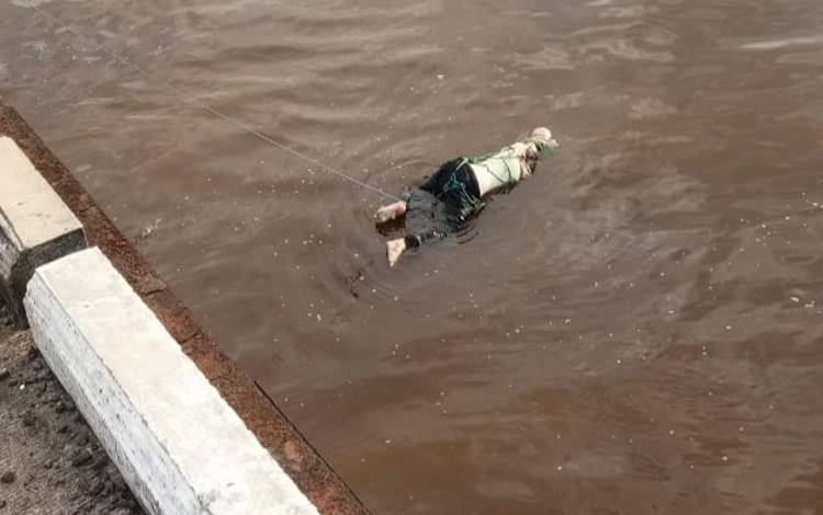 Sosok mayat diduga korban serangan buaya sebelum dilakukan evakuasi ke RSUD Kuala Pembuang
