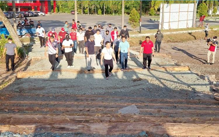 Gubernur Kalimantan Tengah (Kalteng), Sugianto Sabran bersama rombongan saat mengecek persiapan venue kejuaraan dunia balap sepeda UCI MTB Eliminator World Cup 2022 di Km 5 Tjilik Riwut, Palangka Raya. (FOTO: ISTIMEWA)