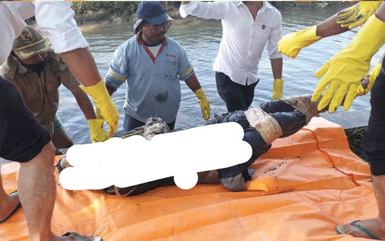 Petugas dan warga saat mengevakuasi mayat terlilit lakban di Indramayu, Jawa Barat. ANTARA/HO-Warga Saropi