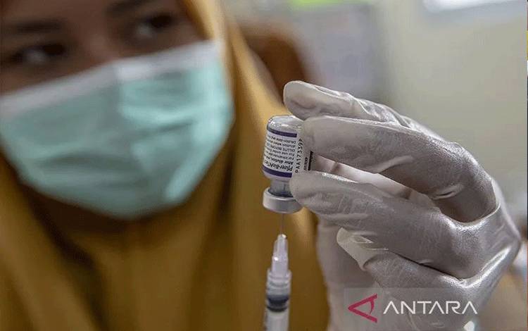 Petugas kesehatan menyiapkan dosis vaksin COVID-19 untuk disuntikan ke calon penerima vaksin di Puskesmas Kecamatan Gambir, Jakarta, Senin( 25/7/2022). ANTARA FOTO/MUHAMMAD ADIMAJA.