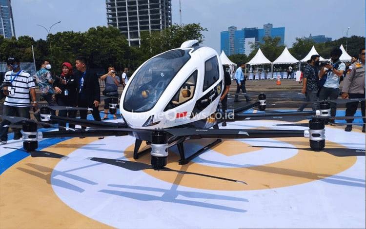 Taksi terbang EHang 216 yang terparkir di lapangan parkir Hall B3 JIExpo Kemayoran, Jakarta, dalam acara Periklindo Electric Vehicle Show (PEVS) 2022, Minggu (31/07/2022). (ANTARA/Rizka Khaerunnisa)