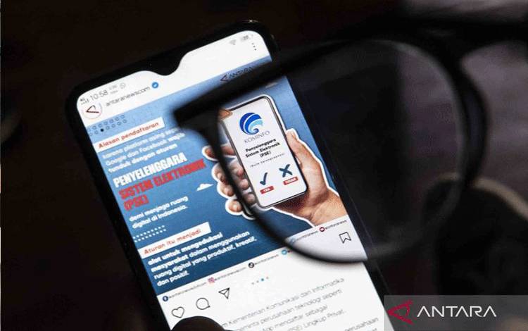 Warga membuka aplikasi media sosial Instagram di Jakarta, Senin (18/7/2022). Kemenkominfo akan memblokir beberapa aplikasi terkait adanya pendaftaran Penyelenggara Sistem Elektronik (PSE) sebagai upaya pemerintah Indonesia untuk melindungi konsumen masyarakat, diantaranya Google, Facebook, Instagram dan WhatsApp. ANTARA FOTO/Muhammad Adimaja/wsj.