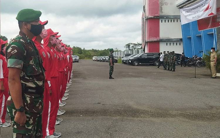Latihan calon paskibra resmi dibuka Bupati Lamandau Hendra Lesmana di lokasi pemusatan latihan, Stadion Hinang Golloa, Nanga Bulik. (FOTO : HENDI NURFALAH)