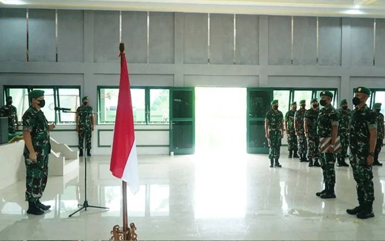 Dandim Kuala Kapuas Pimpin Pelepasan Pindah Satuan dan Tradisi Penerimaan Anggota Baru