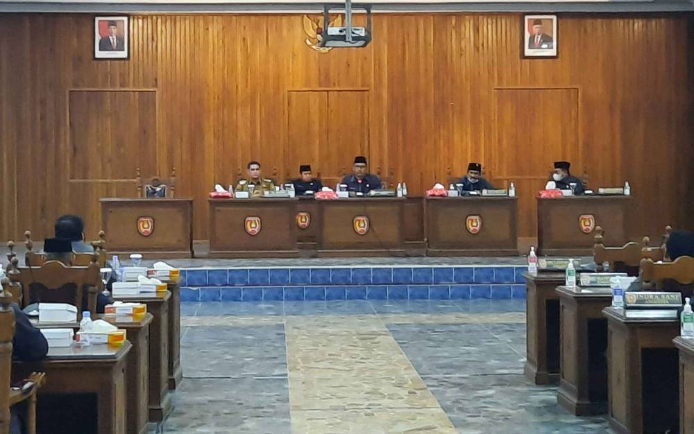 Ketua DPRD Kobar M Rusdi Gozali saat memimpin rapat paripurna, Senin, 1 Juli 2022. (FOTO : DANANG)