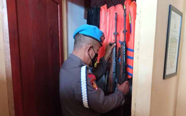 Kanit Provos Polsek jajaran Polres Kobar saat memeriksa senjata api, Senin, 1 Agustus 2022. (FOTO : POLRES KOBAR)
