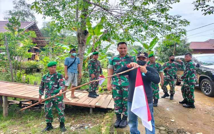 Kodim Buntok Bagikan Bendera Merah Putih kepada Masyarakat