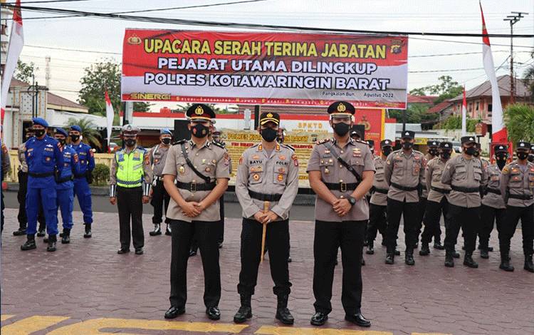 Kapolres Kobar AKBP Bayu Wicaksono foto bersama dua PJU penerima promosi jabatan. (FOTO : POLRES KOBAR)