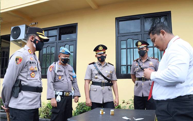 Dua Pejabat Baru Polres Kobar Jalani Tes Urine