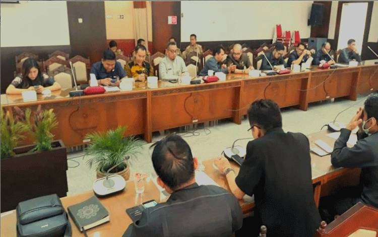 Rapat internal DPRD Kalteng yang diikuti oleh Anggota DPRD Kalteng, Toga Hamonangan Nadeak (dua dari kiri, meja menghadap depan). (FOTO: IST/SEKRETARIAT DPRD KALTENG)