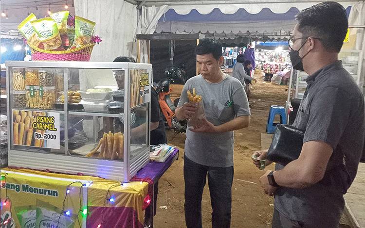 Bupati Barito Timur Ampera AY Mebas meninjau stand bazar dan pameran ekonomi kerakyatan yang merupakan rangkaian peringatan Hari Jadi ke-20 Barito Timur dan HUT ke-77 Kemerdekaan Republik Indonesia. (FOTO: BOLE MALO)