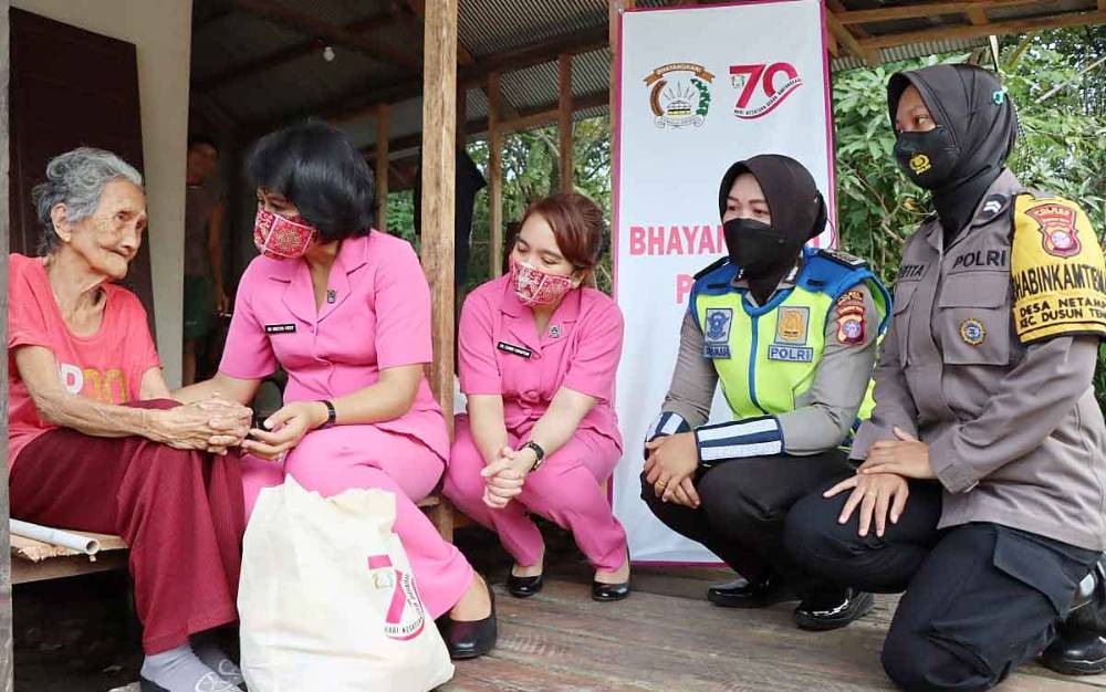 Polwan Polres Barito Timur Salurkan Paket Bantuan Sosial