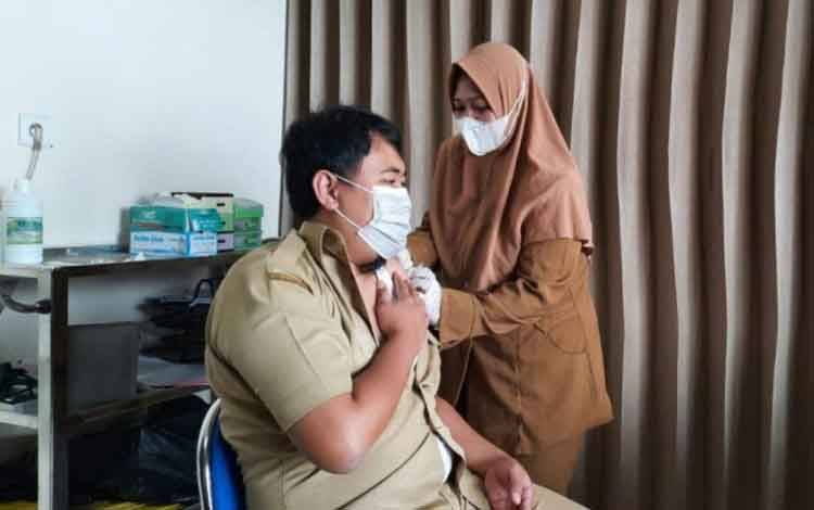 Tenaga Kesehatan RSUD Kota Palangka Raya Mulai Disuntik Vaksin Dosis Keempat
