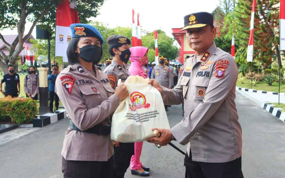 Polwan Polda Kalteng Bagikan 1.000 Paket Sembako, ini Sasarannya