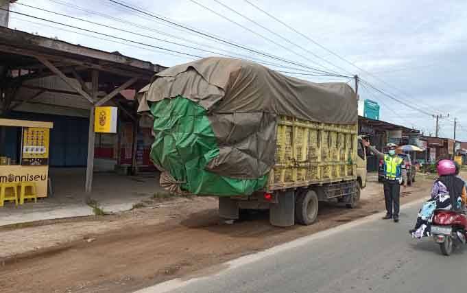 Truk Bermuatan Lebihi Tonase Nekat Lintasi Jalan Trans Kalimantan di Katingan, ini Tindakan Polisi