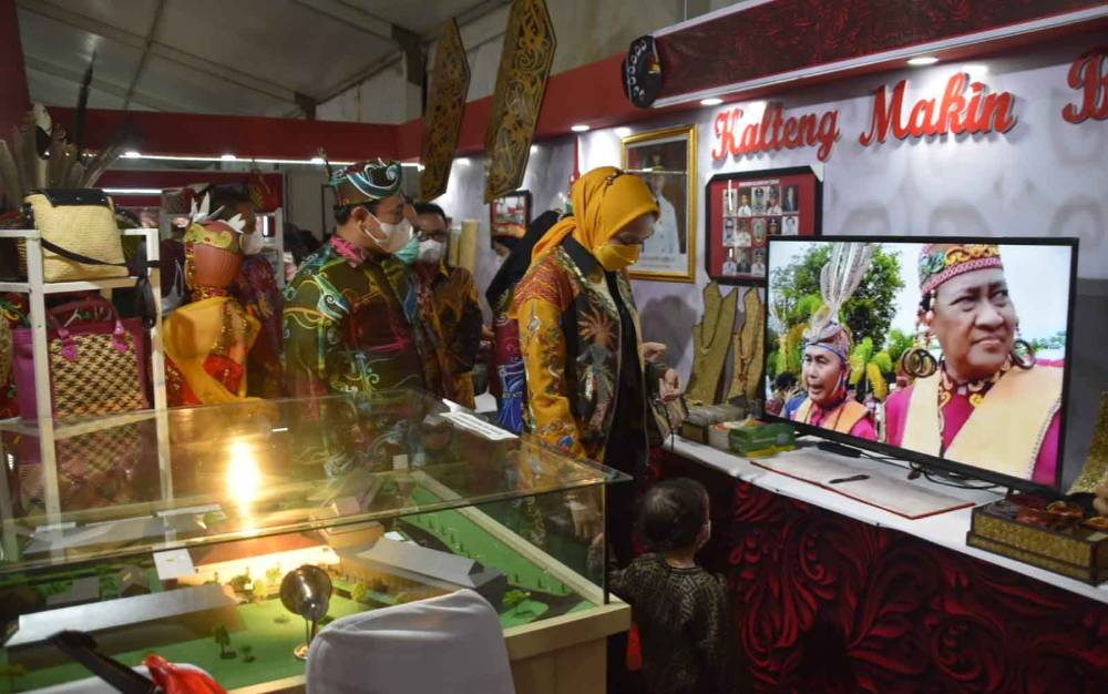 Wagub Kalteng, Edy Pratowo bersama Ketua TP PKK Kalteng Ivo Sugianto Sabran saat meninjau stand Kalteng Expo Pemprov Kalteng beberapa waktu lalu. Akademisi menilai dengan berbagai event yang digelar dapat berkontribusi untuk memulihkan perekonomian. (FOTO: MMC KALTENG)