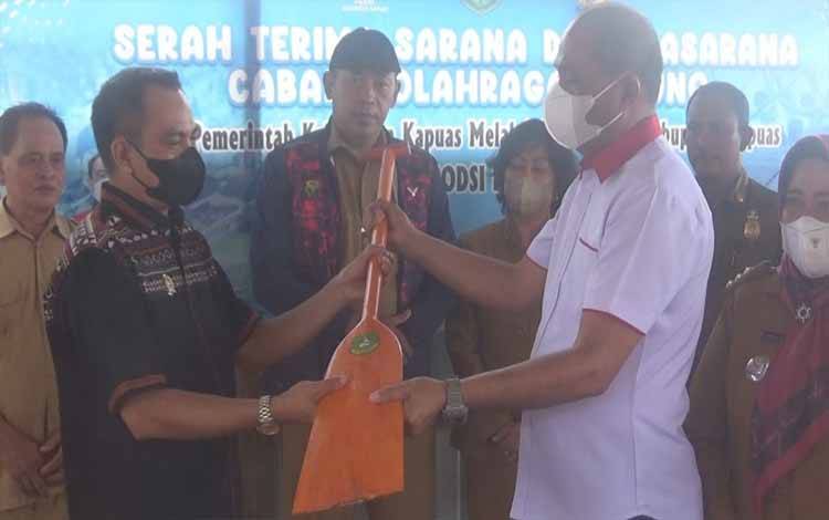 Anggota DPRD Kapuas Ini Serahkan Sarpras Olahraga Dayung Tunjang Atlet Berprestasi