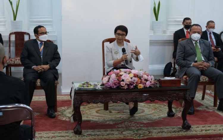 Menlu RI Bertemu 62 WNI Korban Penyekapan di Kamboja