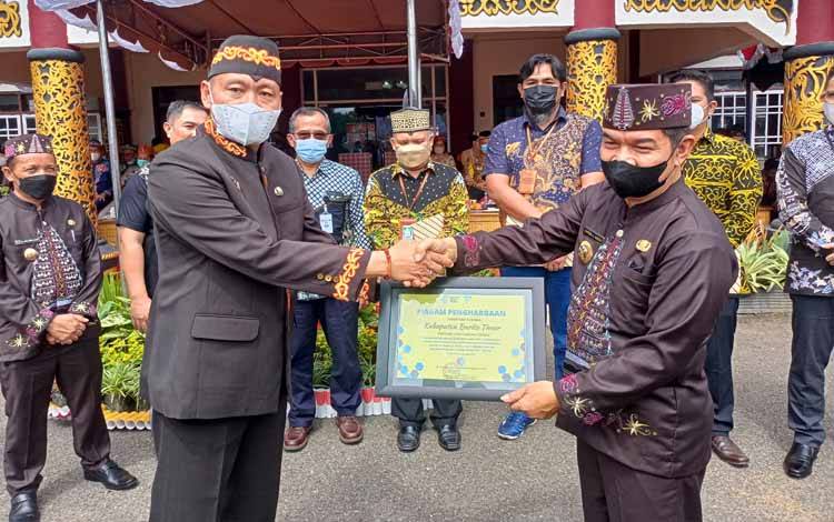 Bupati Bacakan Sambutan Gubernur Kalteng Saat Upacara Hari Jadi ke 20 Barito Timur