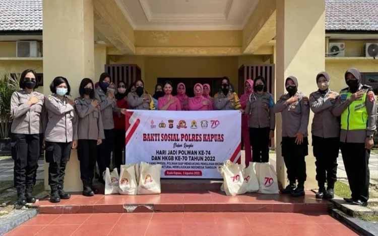 Polwan Polres Kapuas Bakti Sosial Sambut Hari Jadi ke 74 Polwan