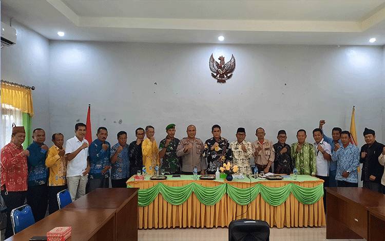 Pj Bupati Kobar Anang Dirjo saat foto bersama dengan anggota FPK Kobar. (FOTO : DANANG)