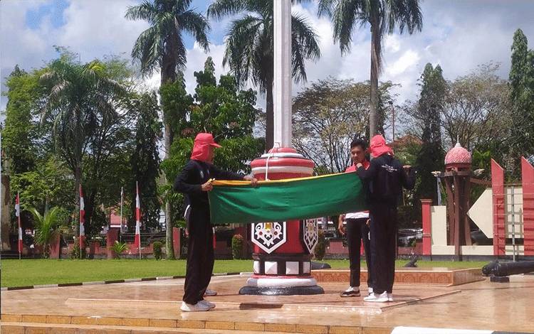 Paskibra Kotim ketika berlatih simulasi pengibaran bendera. (FOTO: M ANDHIKA)
