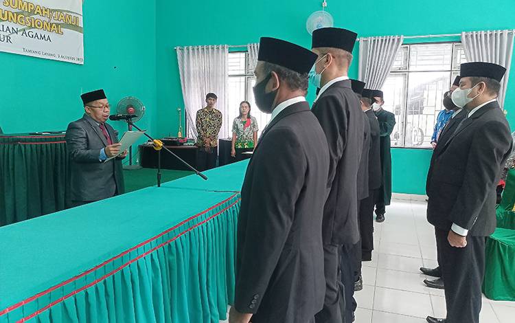 Abdul Majid Rahimi Lantik 6 Pejabat Kemenag Barito Timur