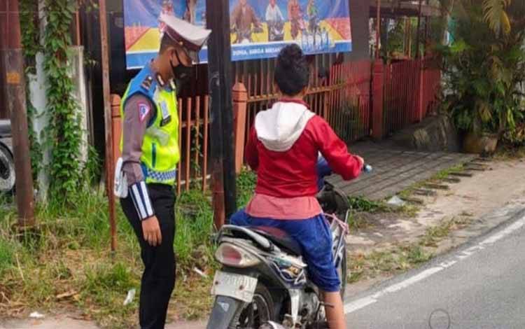 Masih Sering Ditemui Pengendata tak Gunakan Helm di Jalan Kota Pangkalan Bun