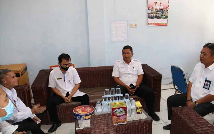 Plt Kepala Dinas Kominfo, Statistik dan Persandian dr Reson Rusdianto menerima kunjungan kepala Badan Pusat Statistik (BPS) Kabupaten Seruyan Much. Ar Razik, Rabu, 3 Agustus 2022 (Foto : KOMINFO SERUYAN)