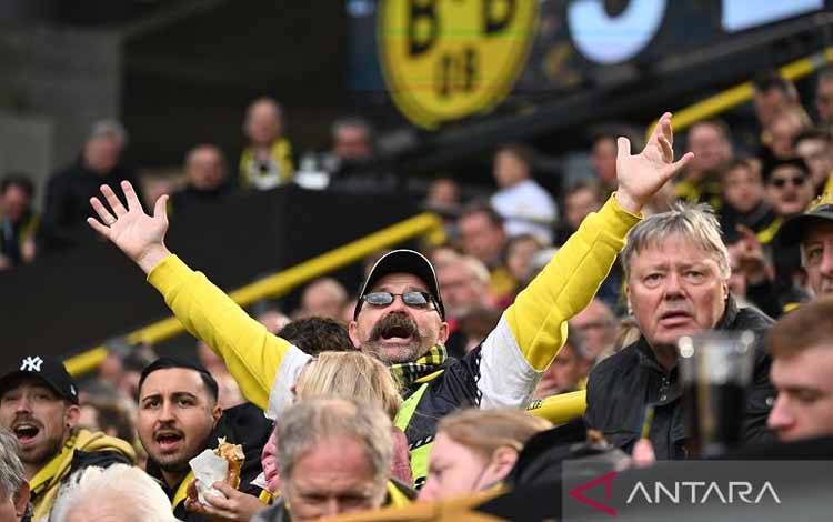 Suporter Borussia Dortmund bereaksi saat mendukung tim kesayangannya menghadapi VfL Bochum dalam pertandingan Liga Jerman 2021-22 di Stadion Signal Iduna Park, Dortmund, Jerman, Sabtu (30/4/2022). (ANTARA/AFP/Ina Fassbender)