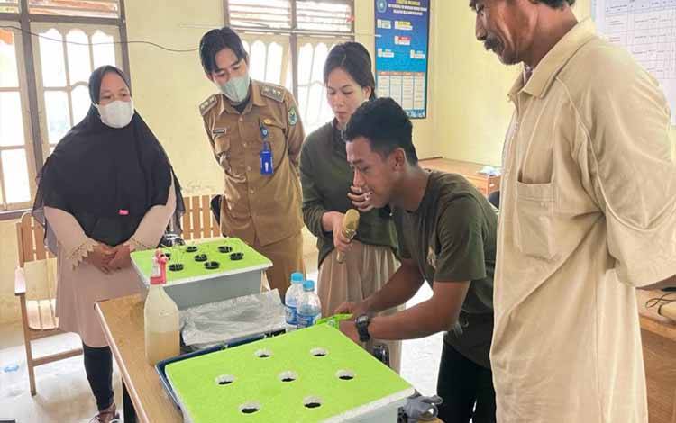 Warga Kelurahan Murung Keramat Disosialisasikan Penanaman Metode Hidroponik