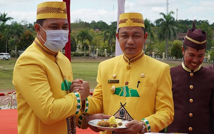Bupati Lamandau Hendra Lesmana dan Wabub Riko Porwanto komitmen terus kompak membangun daerah.(FOTO : HENDI NURFALAH)