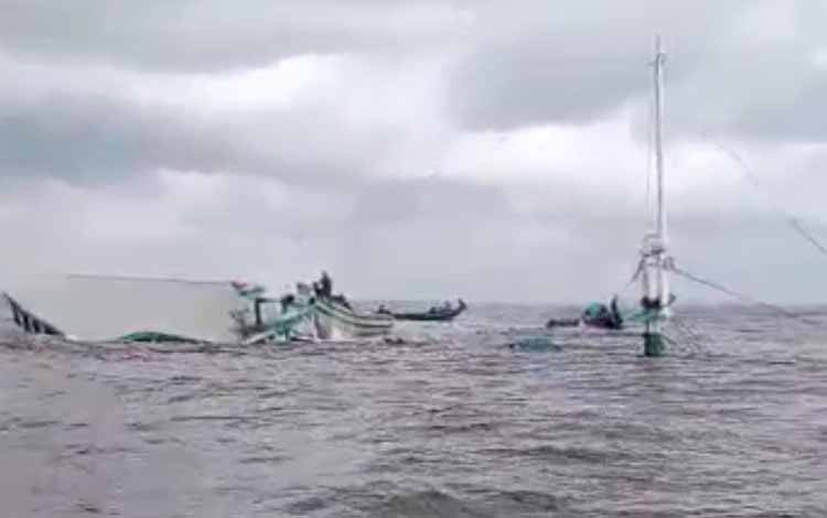 Dihantam Ombak, KM Cinta Mulia I Tenggelam di Muara Sungai Mentaya