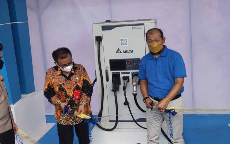 Herson B Aden Resmikan SPKLU PLN Palangka Raya