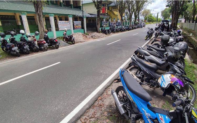 Warga Keluhkan Parkir Kendaraan di Sekitar SMK 3 Palangka Raya