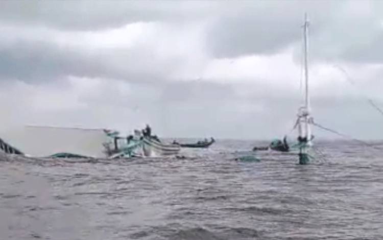 Begini Kondisi KLM Cita Mulia I yang Tenggelam di Muara Sungai Mentaya