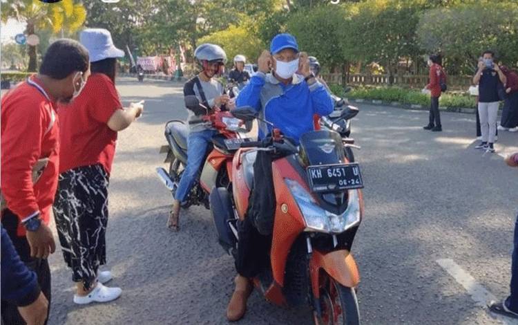 Jelang HUT RI, Dinkes Kapuas Bagikan Bendera Hingga Masker