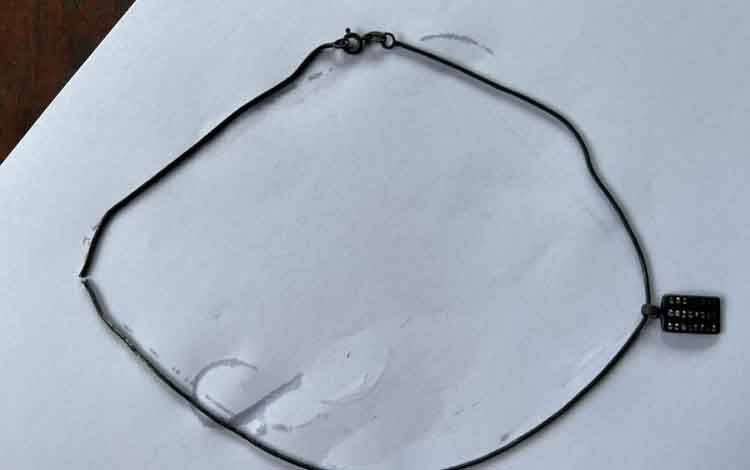 Barang bukti kalung ditemukan bersama dengan tengkorak dan tulang belulang di Desa Pasir Panjang. (FOTO: ISTIMEWA)