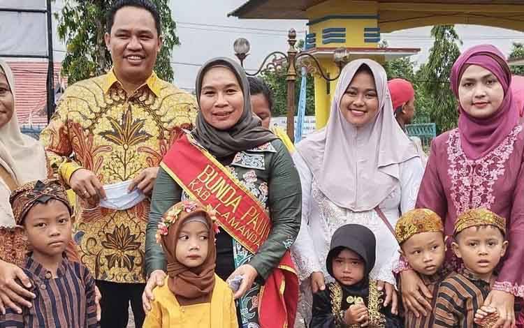 Bupati Hendra Lesmana bersama Bunda Paud Kabuaten Lamandau Rusdiyanti Hendra Lesmana melepas ratusan peserta Karnaval Gebyar PAUD 2022. (FOTO : HENDI NURFALAH)