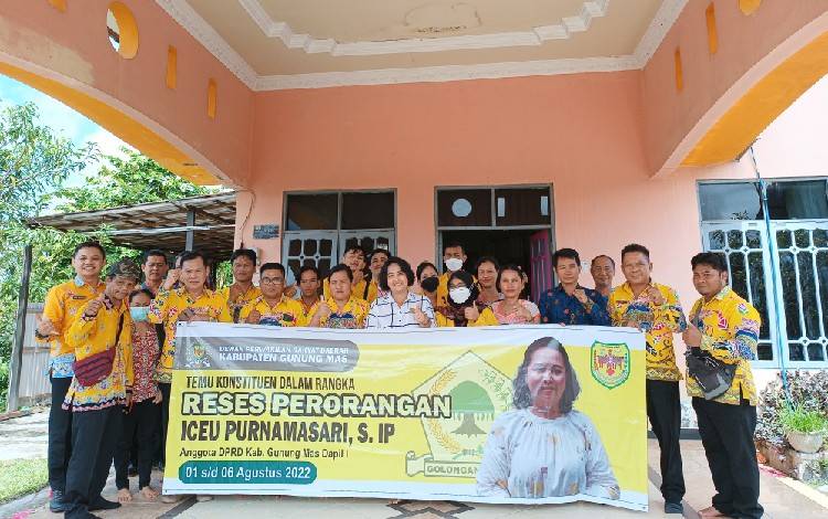Anggota DPRD Kabupaten Gunung Mas Iceu Purnamasari (tengah) saat melaksanakan reses di Jalan Salak Kelurahan Tampang Tumbang Anjir pada Jumat 5 Agustus 2022. (FOTO: RISKA YULYANA)