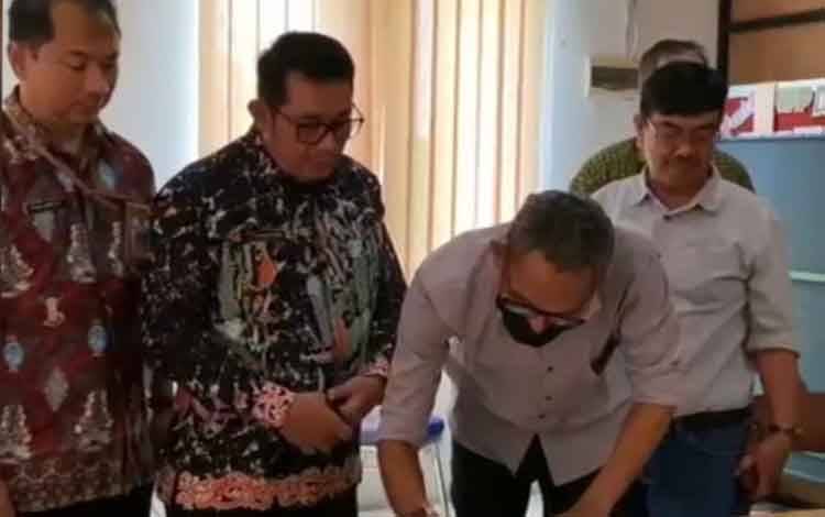 DPMPTSP Kapuas Tingkatkan PAD Melalui Migrasi Plat Mobil Angkutan Milik PBS Jadi KH B
