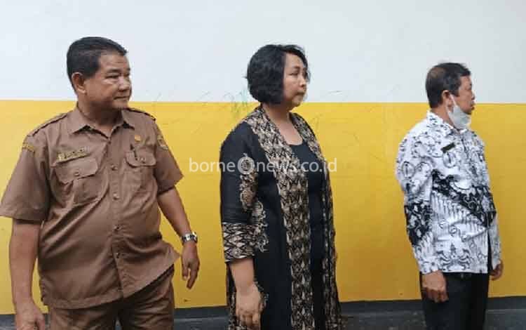 Legislator Gumas Ini Bantu Bangun Pagar SDN 1 Sepang Simin dengan Dana Aspirasi